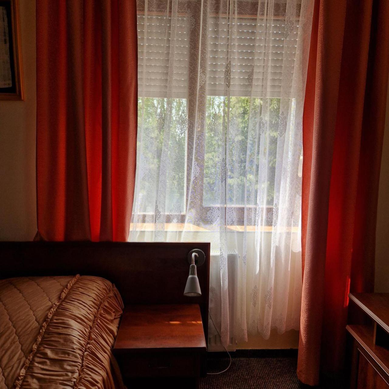 Hotel Helikon Yanoshi Eksteriør bilde